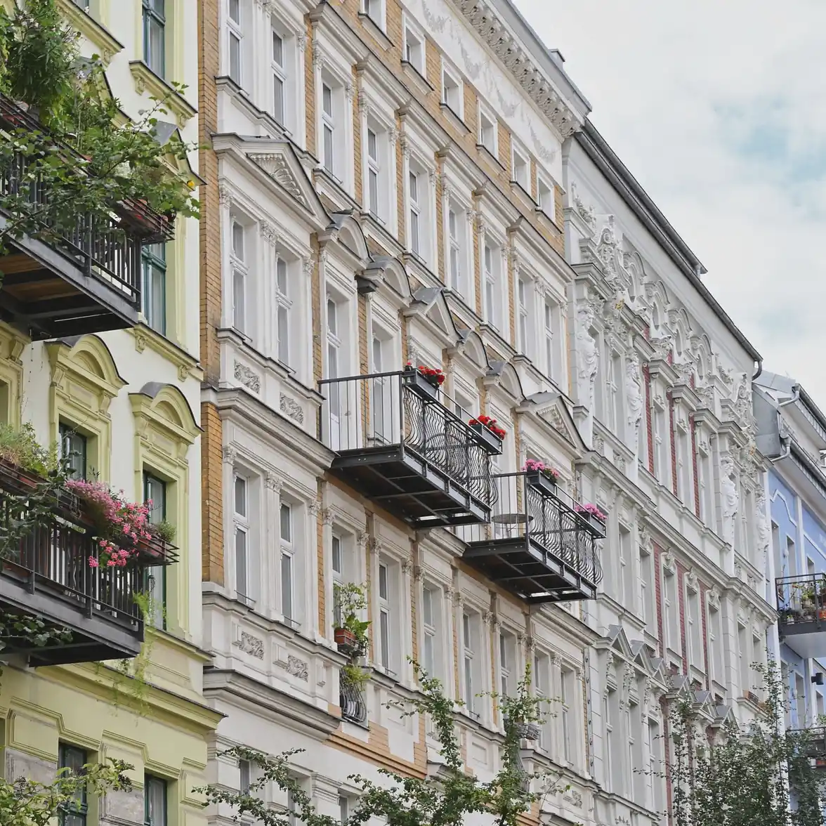 Fasada kamienicy z balkonami i sztukaterią, kadr z bliska