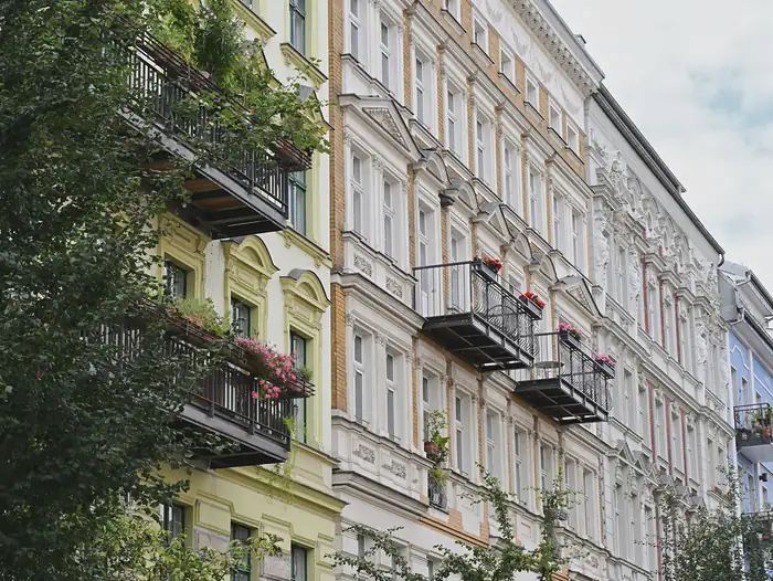 Fasada kamienicy z balkonami i sztukaterią, kadr z bliska